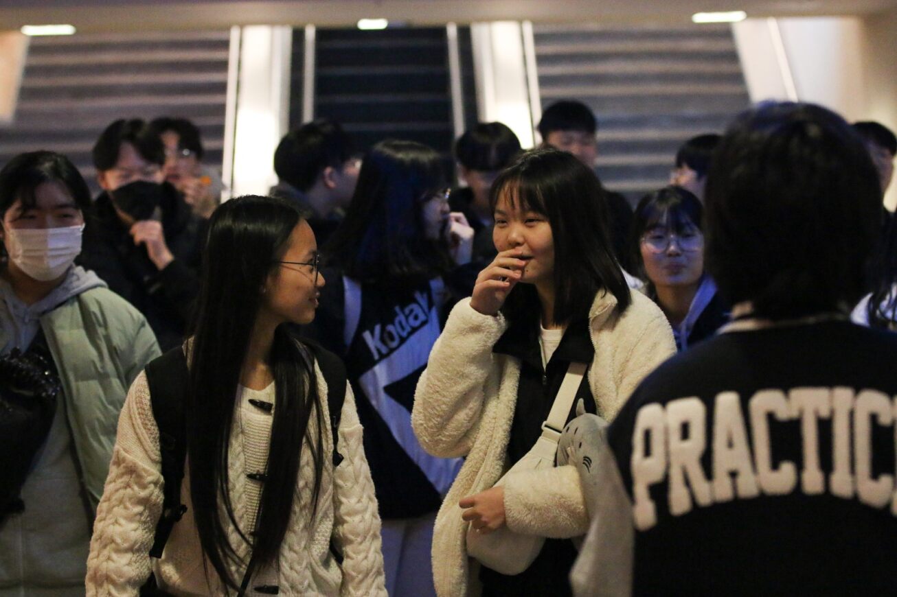 Korean students arrive at the Ƶapp Airport.
