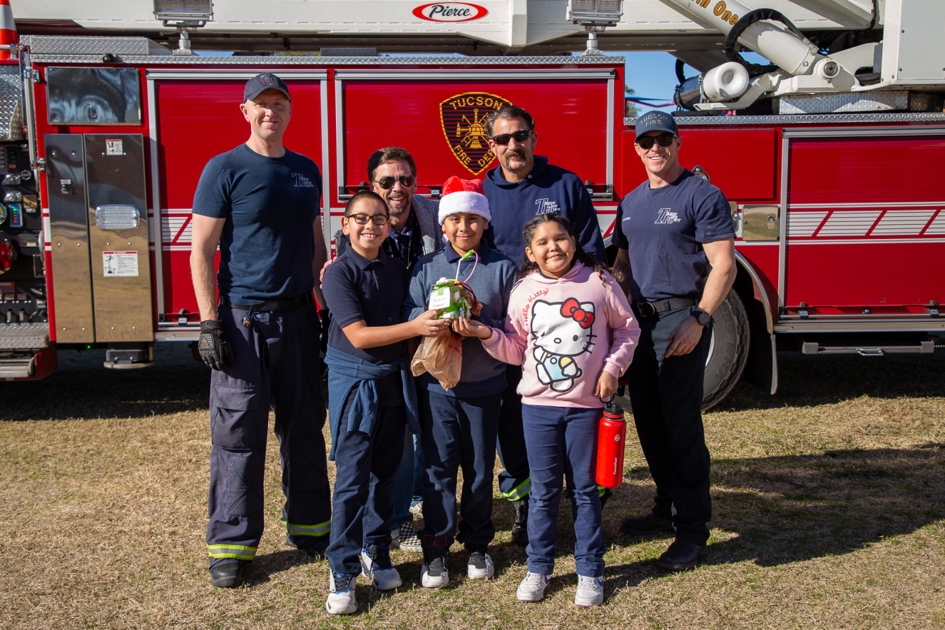 Robison students pose with Ƶapp firefighters in front of a fire truck.